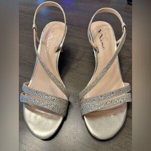 Nina Naydeen elegant Gold Strappy Heels in great condition size 7.5 2.5” heels